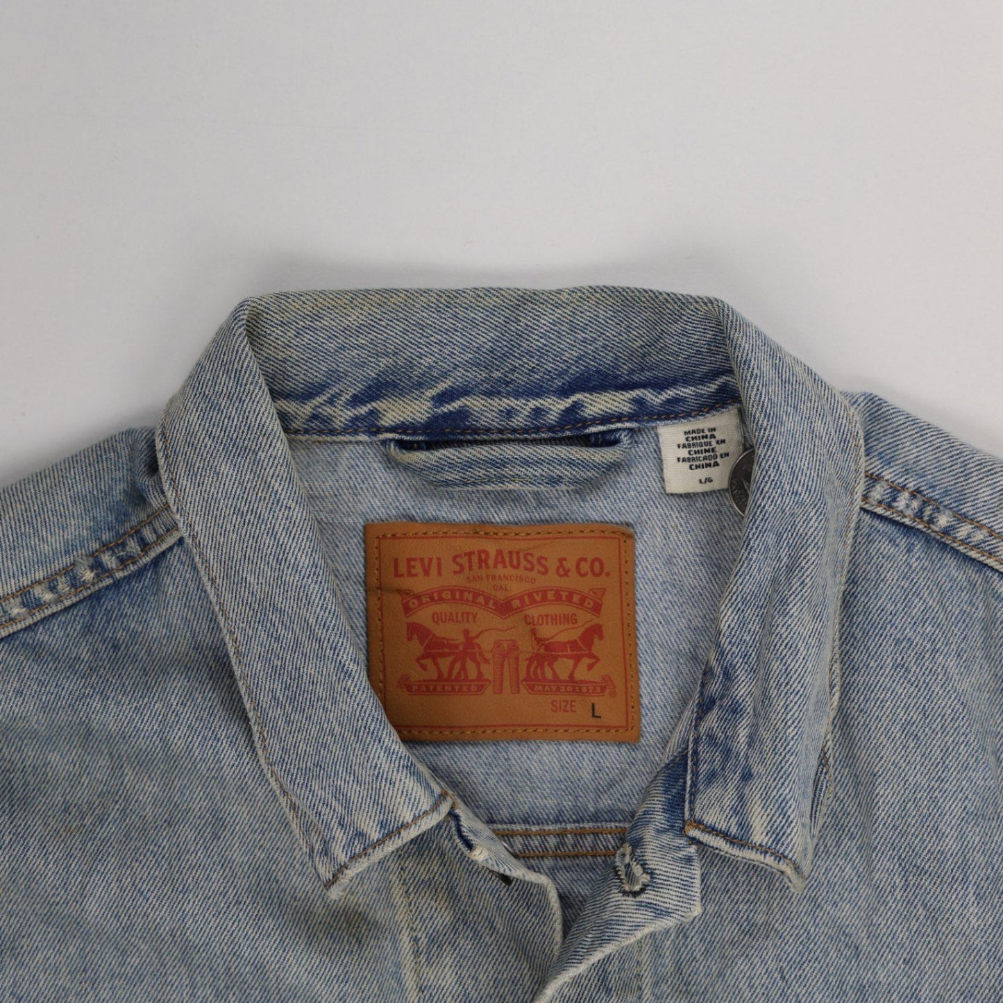 Levi's Vintage Blue Denim Trucker Jacket Size Large 100% Cotton