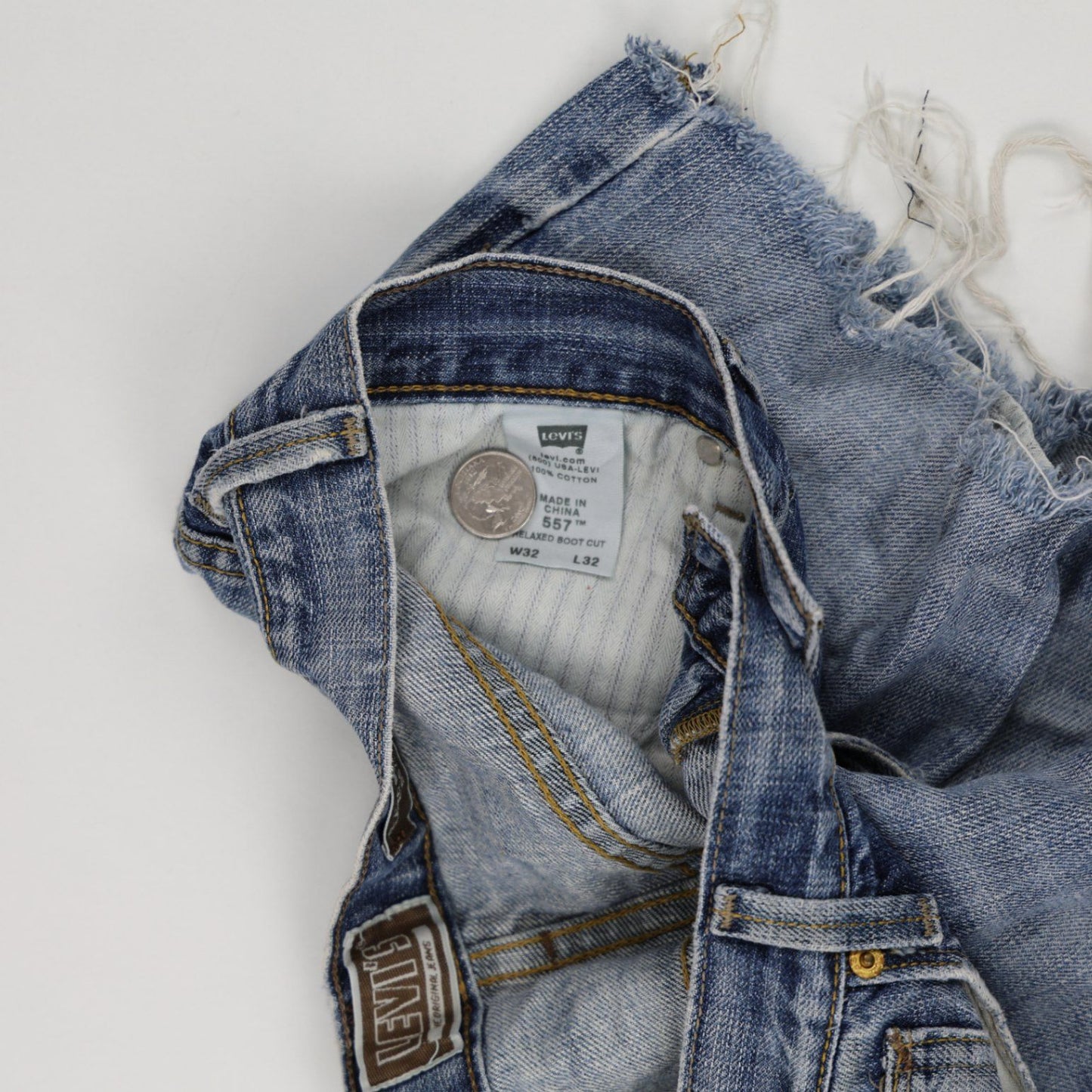 Levi's 557 Distressed Blue Denim Frayed Hem Shorts W32 L32 – Vintage Casual Style