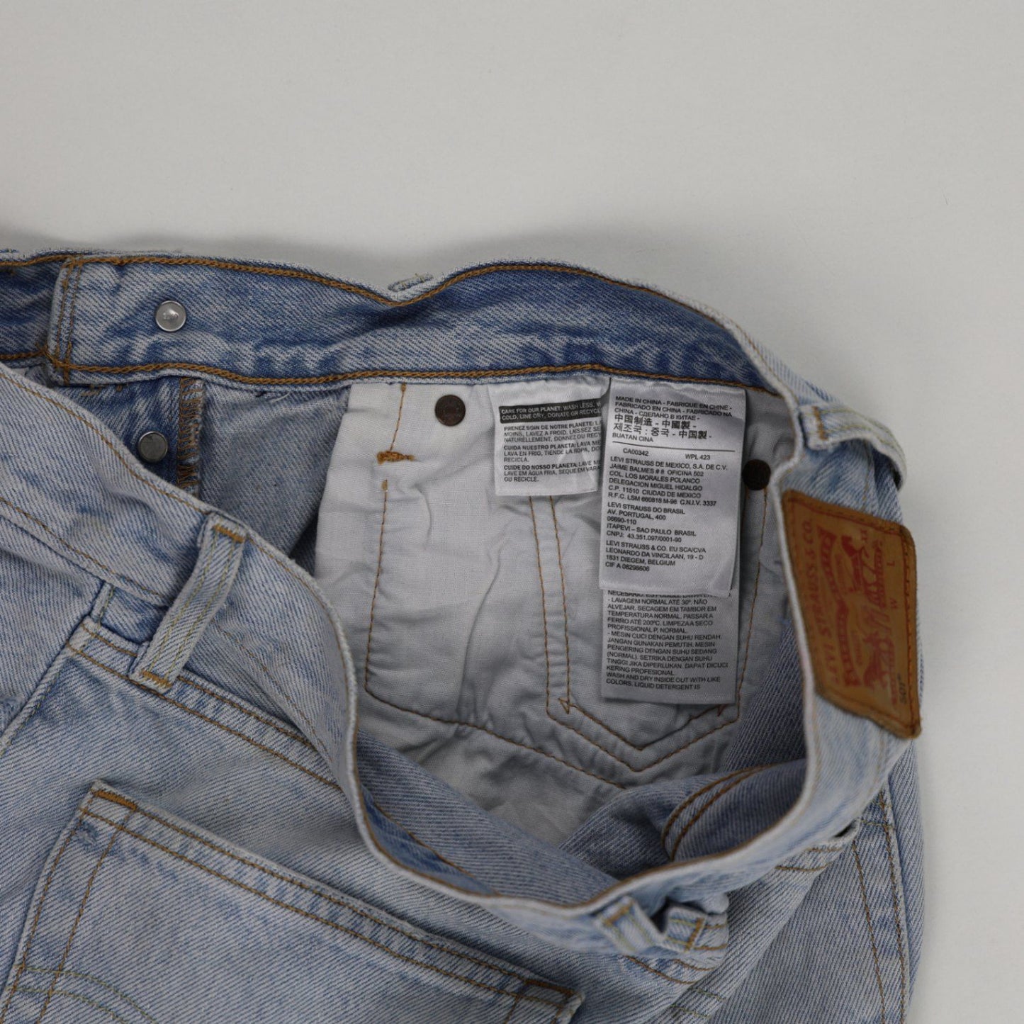 Levi’s 501 Light Wash Distressed Denim Shorts – Vintage Style Women’s Summer Essential High Waist