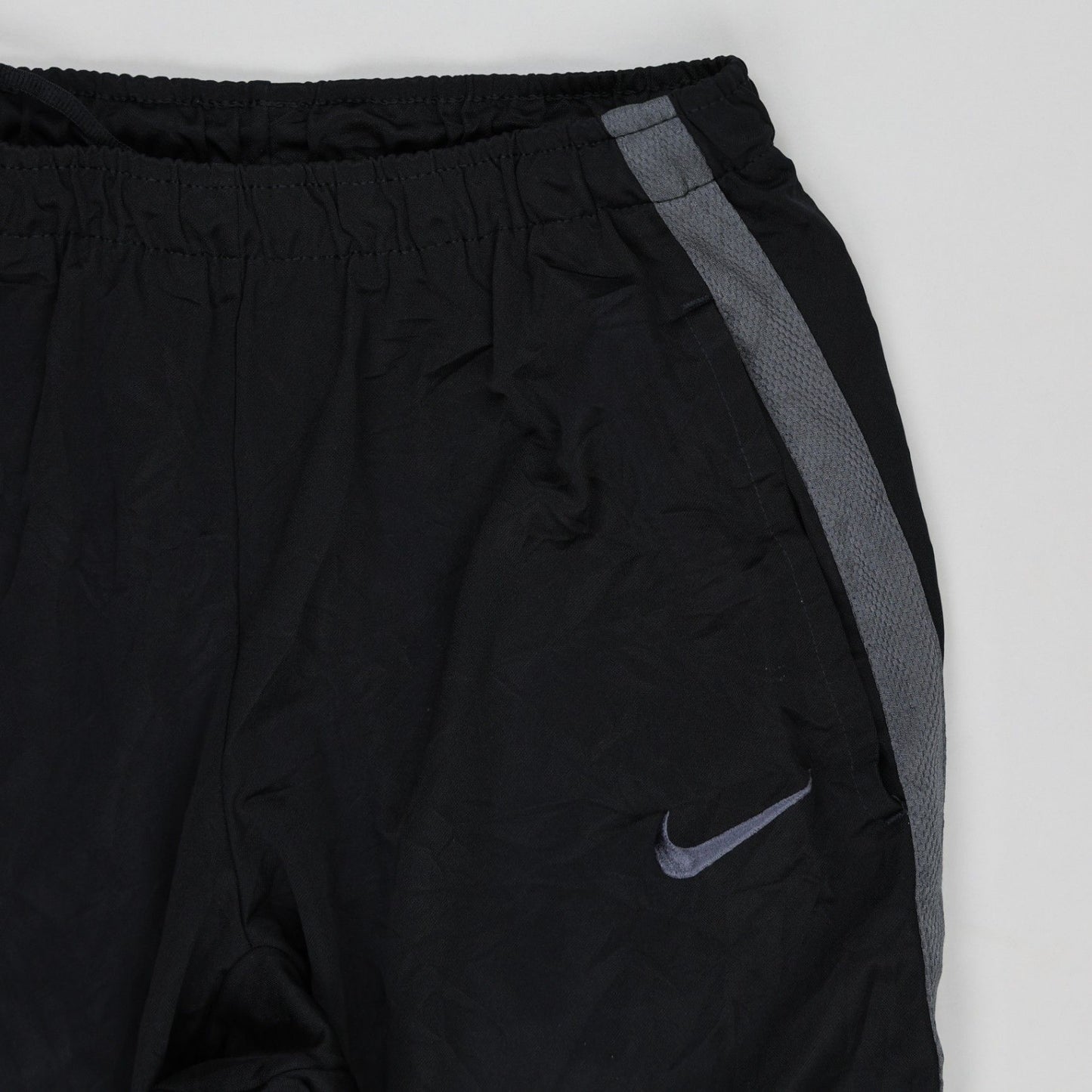 Nike Black Track Pants Men's Medium Nylon Vintage 76 cm Inseam 38 cm Waist with Grey Stripes
