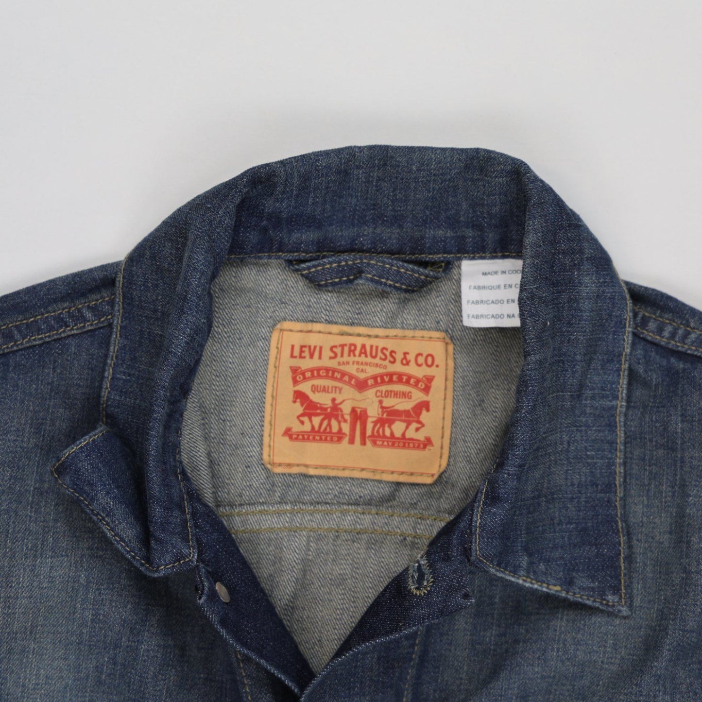 Levi Strauss & Co. Men's Blue Denim Trucker Jacket Size Medium Collared