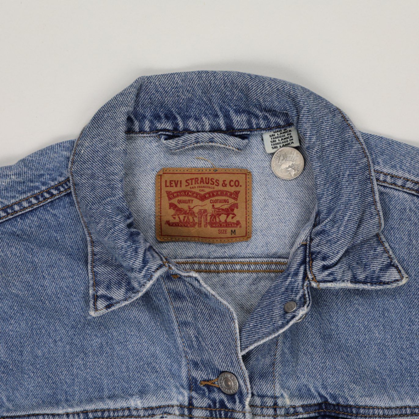 Levi's Vintage Medium Blue Denim Jacket Collared 100 Percent Cotton Size Medium