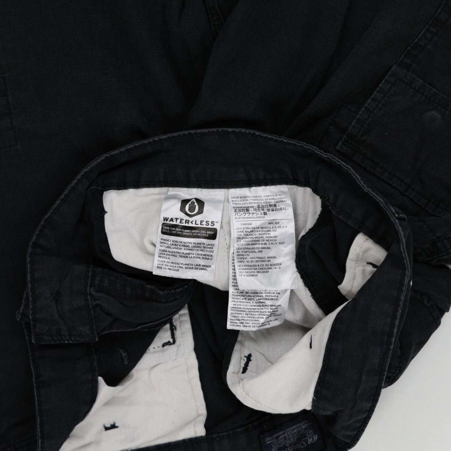 Levi's Black Cargo Shorts 36 Inch Waist 28 cm Inseam Cotton Men's Clothing