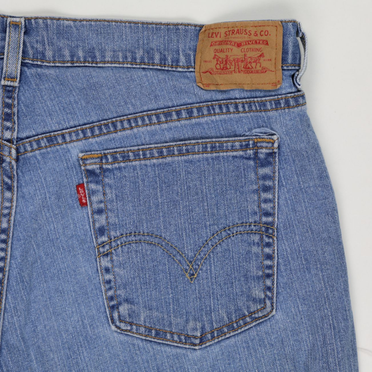 Levi's Women's 9 Inch Inseam Light Blue Denim Shorts Size 14 MIS 99 Percent Cotton 1 Percent Lycra Spandex