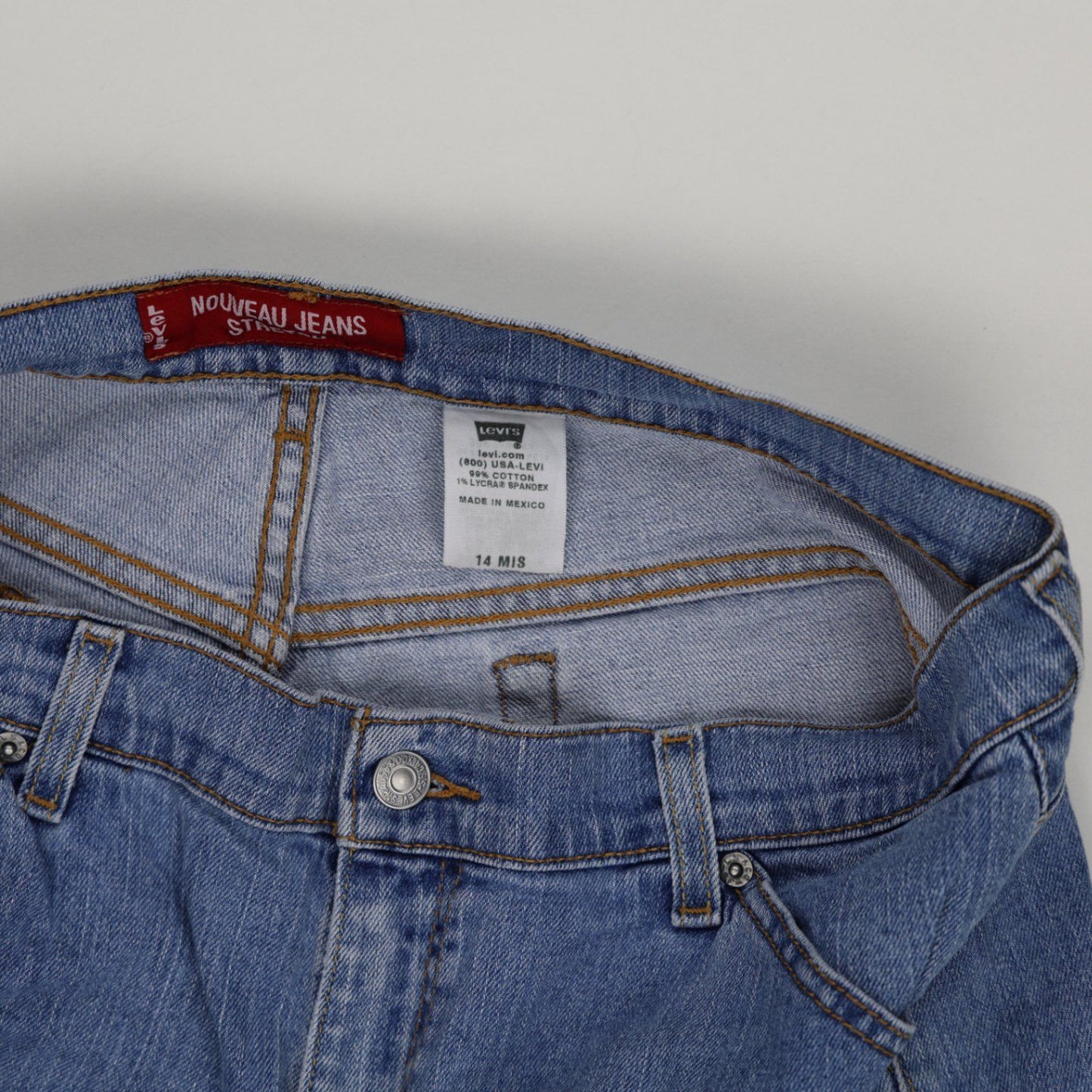 Levi's Women's 9 Inch Inseam Light Blue Denim Shorts Size 14 MIS 99 Percent Cotton 1 Percent Lycra Spandex