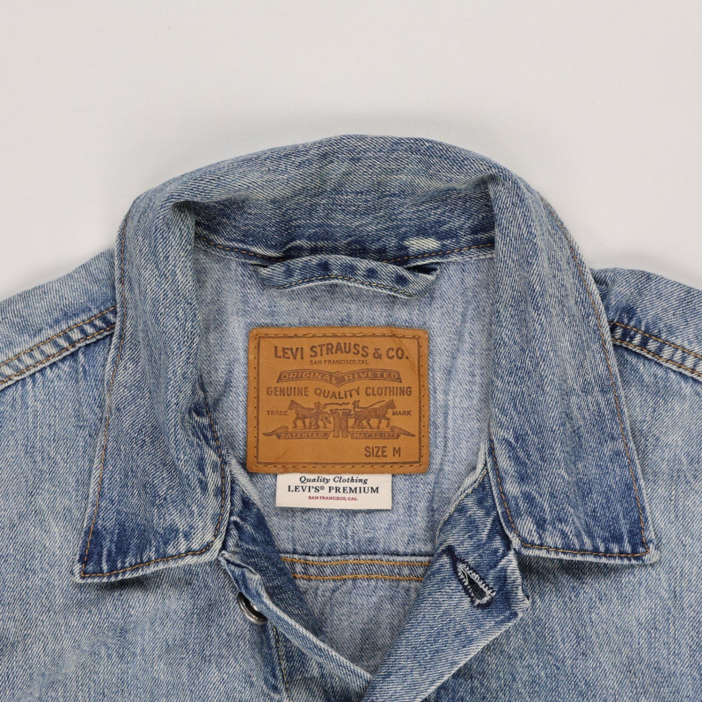 Levi's Vintage Medium Blue Denim Trucker Jacket Men's Size M 100% Cotton Collared