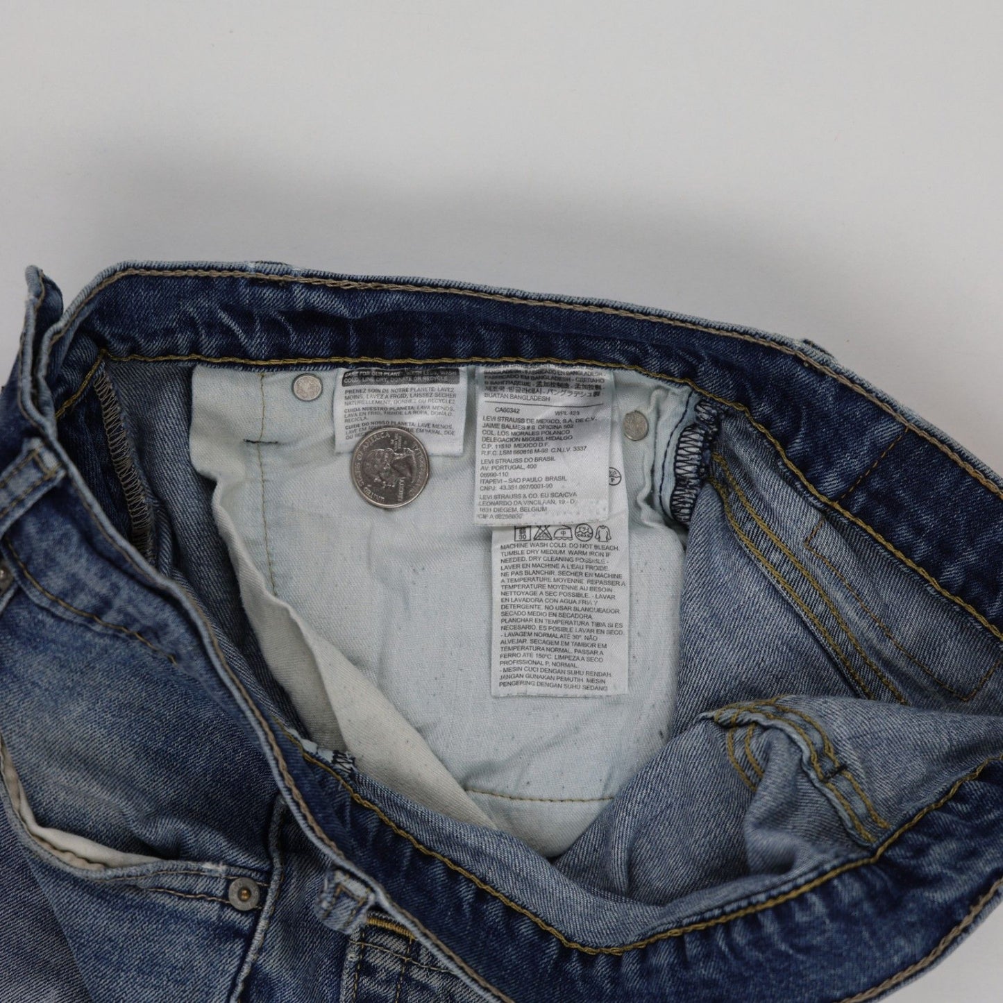 Levi's Vintage Blue Cut-Off Denim Shorts Women's Medium 6 Inch Inseam Cotton
