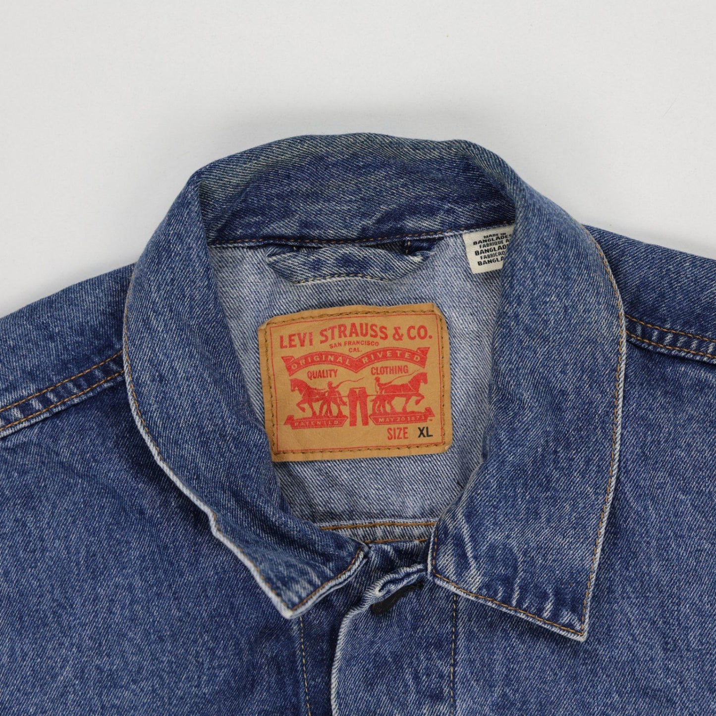Levi's XL Blue Denim Jacket 100 Percent Cotton Vintage Style Collared Trucker Jacket
