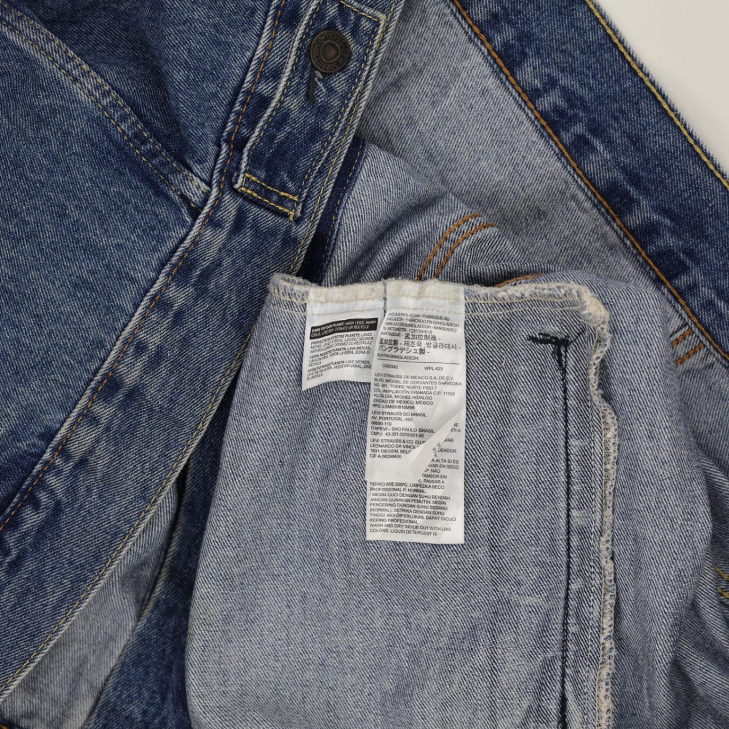 Levi's XL Blue Denim Jacket 100 Percent Cotton Vintage Style Collared Trucker Jacket