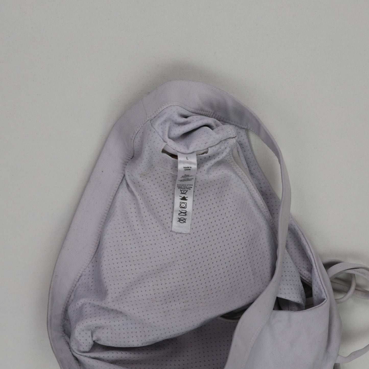Lululemon Light Lavender Criss Cross Back Sports Bra Women's Large 86% Nylon 14% Elastane Scoop Neck Activewear